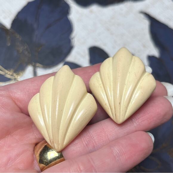 Vintage 70s 80s NAPIER Oversized Cream Shell-Shaped Earrings D1 - Picture 6 of 9